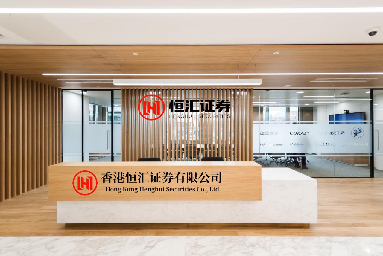 通配资 一加15真机亮相：「绝对黑」诠释深邃质感